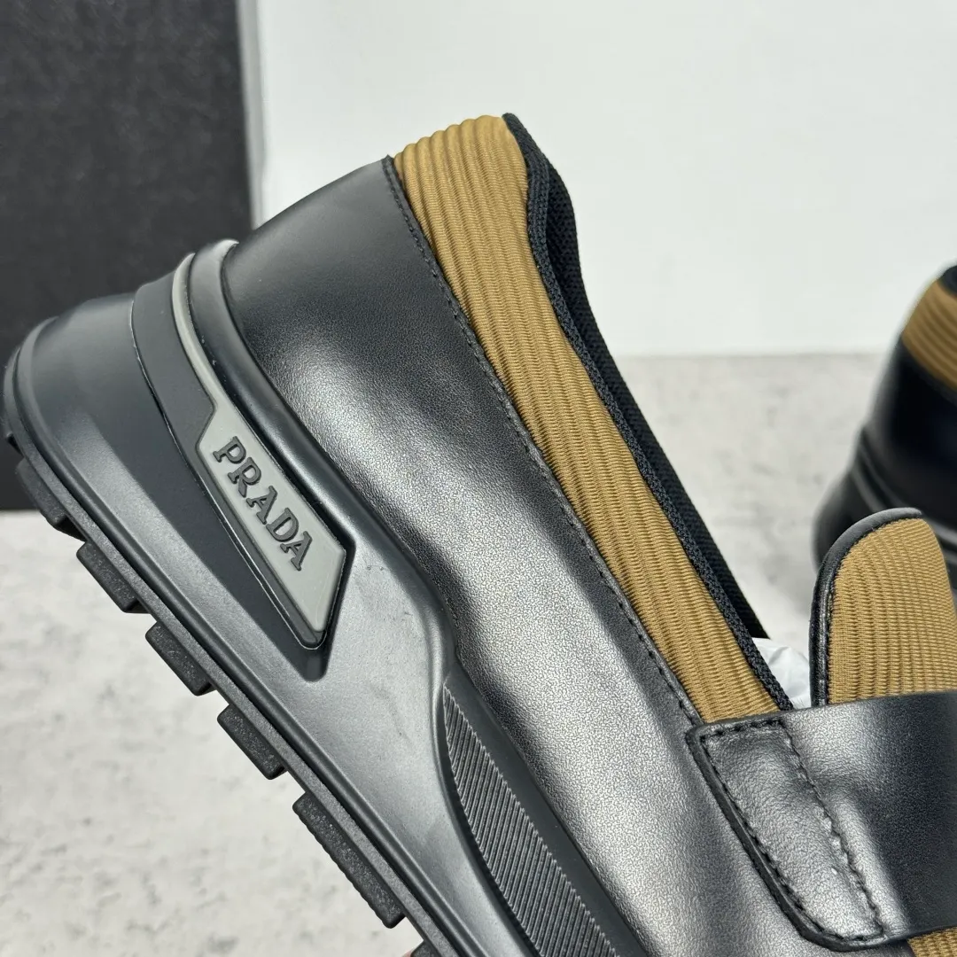Batch 700 Prada/Prada men's matte leather thick-soled lightweight loafers! Casual fit, lightweight rubber sole slip-on driving shoes, matte calfskin wrapped around the entire upper, front body in pebbled calfskin/soft cloth, two styles available! Decorated with genuine leather buckle, front decorative details of PRADA silver letters, genuine leather feet, classic silver letter logo badge details, technical mesh lining, push-on opening and closing method, convenient and comfortable, cool and breathable! Paired with a lightweight, sporty functional thick sole, it is extremely comfortable on the feet and will not be tiring after long-term wear. It is available in multiple colors to meet different matching needs and comes with a complete package! Size: 39-40-41-42-43-44 Leather shoe size Item number: 2EE915 leather cloth black coffee